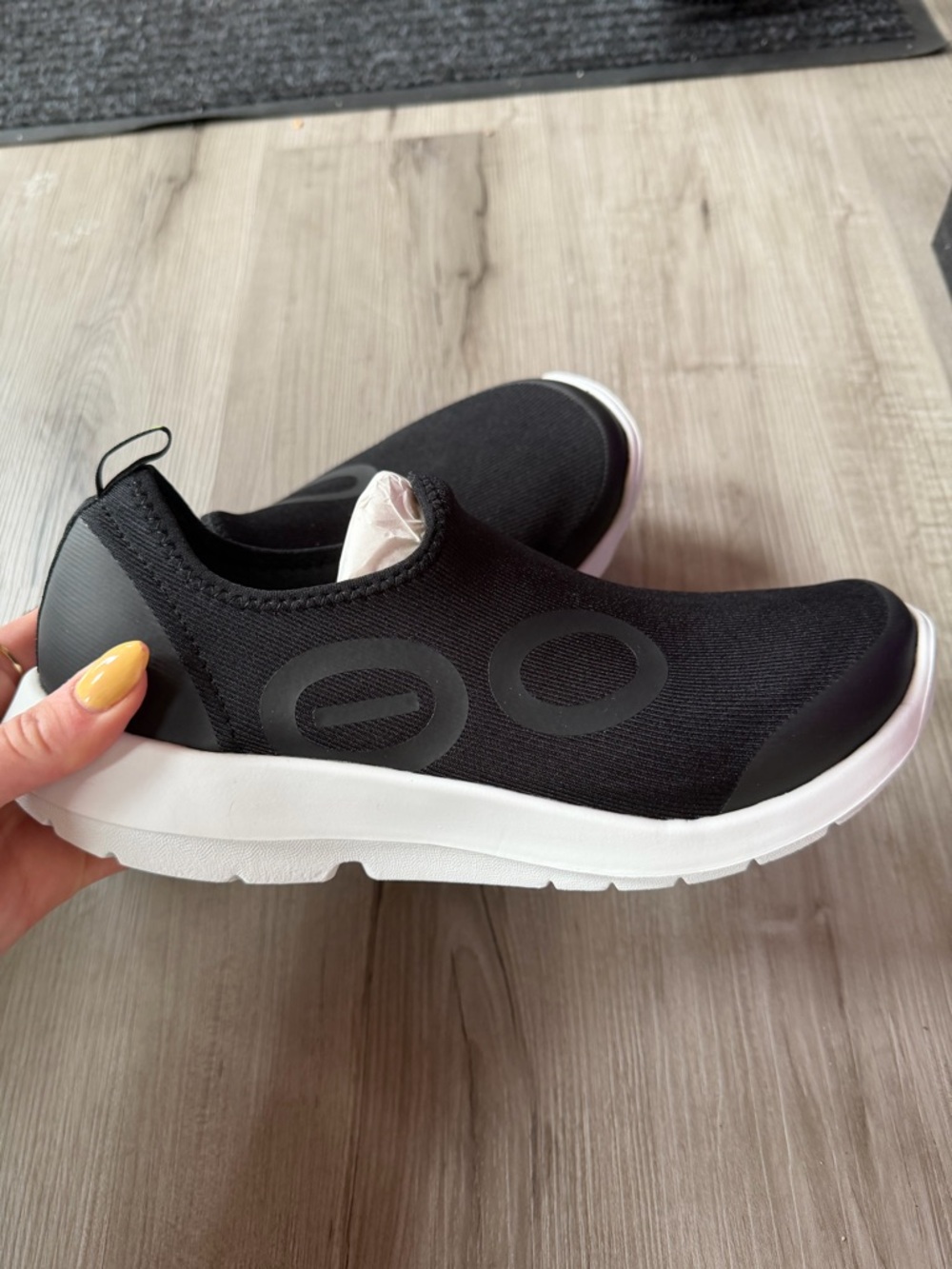 NEW OOFOS men’s slip on shoes